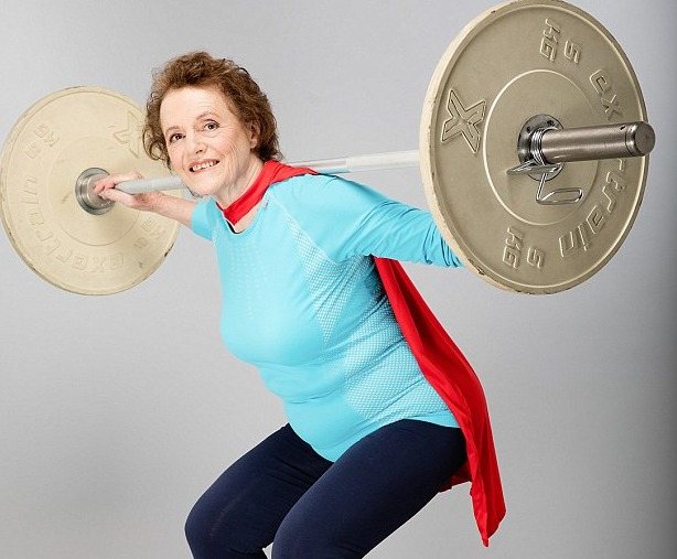 75-летняя женщина радуется жизни, поднимая штанги и гири - Жизнь в ...